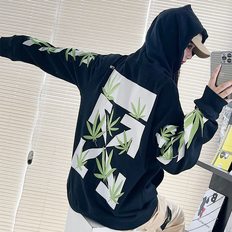 ♻️💯Refer to the model picture for the upper body❤️[New style] 22SS top version OFFWHITE OW lucky leaf embroidery print men and women couples the same trendy pure cotton loose autumn and winter hooded sweatshirt. This year's environmentally friendly series is indeed a bit interesting, all centered around plants. The combination of lucky leaves and arrows has a slightly fresh and artistic style. The front panel printing uses Tajima embroidery printing and superimposed embroidery technology, with a yellow background, a second layer of blue, and the last layer is purple OFF. The embroidery is raised and has a tactile feel. The arrows on the back are made using imported glue technology and then put on the embroidery machine. The printing is realistic and full. Ye Jing's expression is very obvious. Customized three-label auxiliary materials to perfectly restore ZP.  Color: black and white Size: XS-L P:430